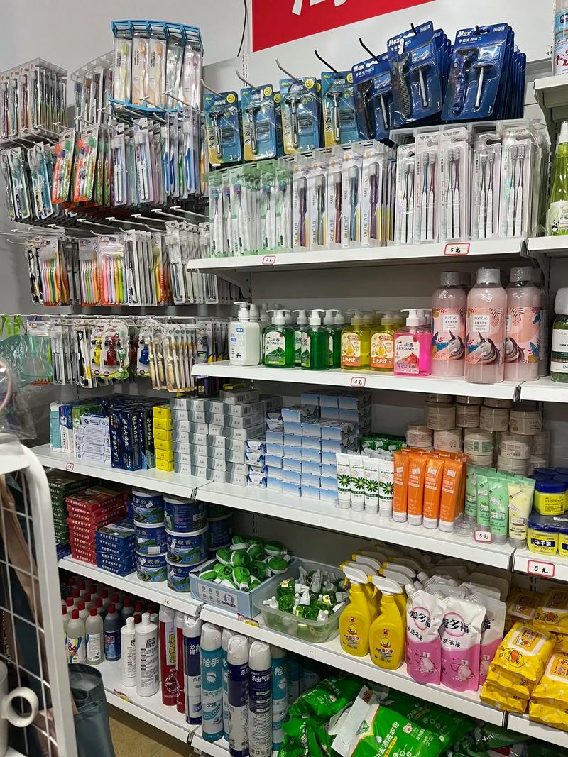 實(shí)體店鋪誠(chéng)信經(jīng)營(yíng)之道 日用品、飾品與學(xué)生用品的綜合百貨服務(wù)