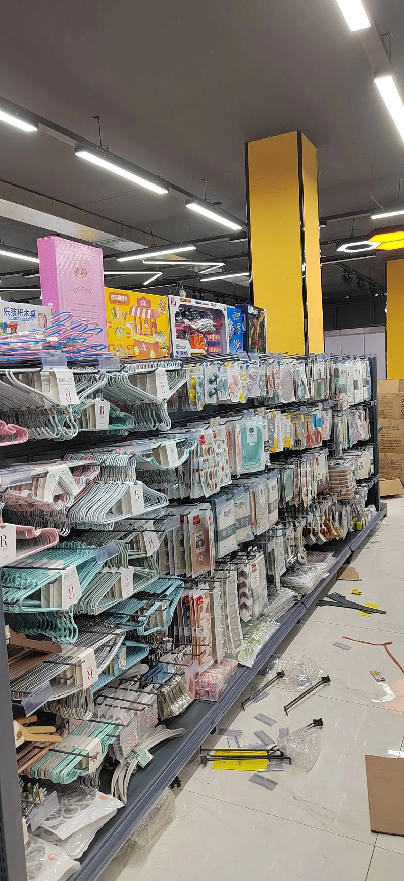 超市陳列中的日用百貨 價(jià)格實(shí)惠與品質(zhì)的雙重保障